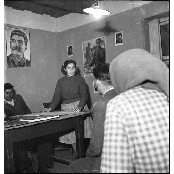 Kotnyek Antal fotóriporter munkája, TSZ parasztok gyűlése Nyíregyháza-Császárszálláson, Sztálin plakát, foglalkozás, kommunizmus, mezőgazdaság, helytörténet, 1950-es évek,  Eredeti jelzetlen, nagymére