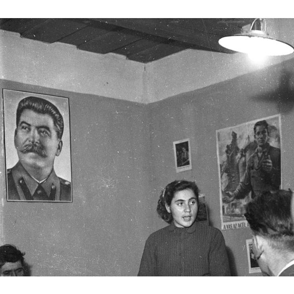 Kotnyek Antal fotóriporter munkája, TSZ parasztok gyűlése Nyíregyháza-Császárszálláson, Sztálin plakát, foglalkozás, kommunizmus, mezőgazdaság, helytörténet, 1950-es évek,  Eredeti jelzetlen, nagymére