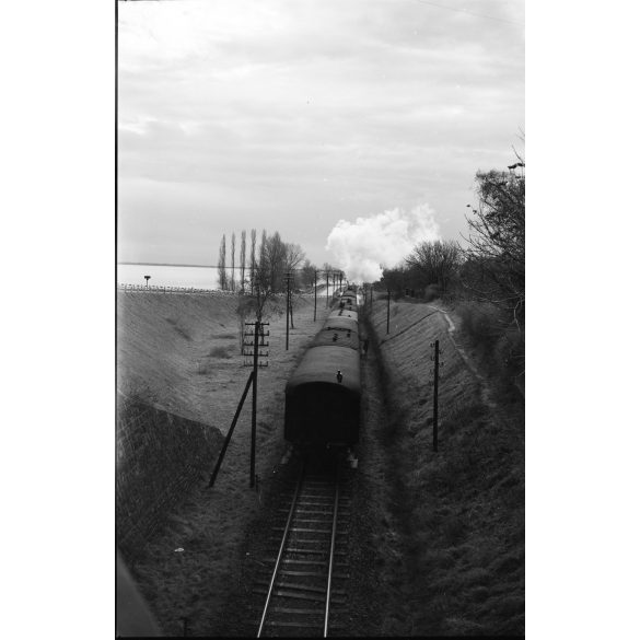 Kotnyek Antal fotóriporter munkája, gőzmozdony vontatta személyvonat a Balaton partján, jármű, közlekedés, kommunizmus, 1950-es évek,  Eredeti nagyméretű fotó negatív! 