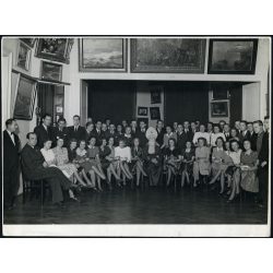   Nagyobb méret, nemes Jakab Sándor fotója, Budapest, elegáns fiatalok csoportja egy Télapóval, festmény, Mikulás, ünnep, jelmez, különös, Horthy-korszak, 1930-as évek, Eredeti fotó, pecséttel jelzett p