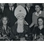 Nagyobb méret, nemes Jakab Sándor fotója, Budapest, elegáns fiatalok csoportja egy Télapóval, festmény, Mikulás, ünnep, jelmez, különös, Horthy-korszak, 1930-as évek, Eredeti fotó, pecséttel jelzett p