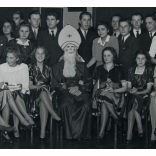 Nagyobb méret, nemes Jakab Sándor fotója, Budapest, elegáns fiatalok csoportja egy Télapóval, festmény, Mikulás, ünnep, jelmez, különös, Horthy-korszak, 1930-as évek, Eredeti fotó, pecséttel jelzett p