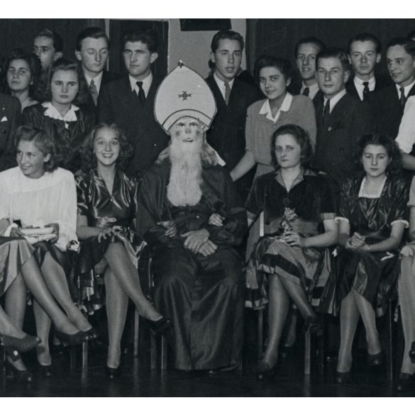 Nagyobb méret, nemes Jakab Sándor fotója, Budapest, elegáns fiatalok csoportja egy Télapóval, festmény, Mikulás, ünnep, jelmez, különös, Horthy-korszak, 1930-as évek, Eredeti fotó, pecséttel jelzett p