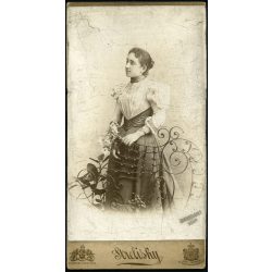   Nagyobb méret, Strelisky műterem, Budapest, Martin Auguszta eljegyzéskori portréja, Zimermann Sándor felesége lett, elegáns nő virágokkal,  monarchia, 1897, 1890-es évek, Eredeti mélynyomóval is jelze