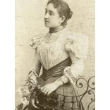 Nagyobb méret, Strelisky műterem, Budapest, Martin Auguszta eljegyzéskori portréja, Zimermann Sándor felesége lett, elegáns nő virágokkal,  monarchia, 1897, 1890-es évek, Eredeti mélynyomóval is jelze