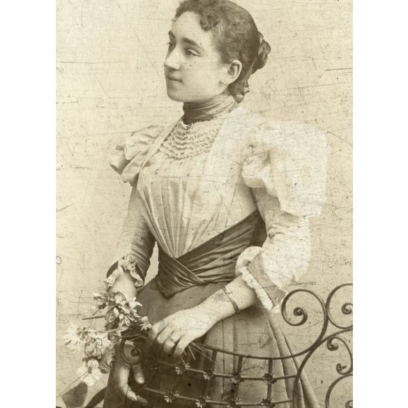 Nagyobb méret, Strelisky műterem, Budapest, Martin Auguszta eljegyzéskori portréja, Zimermann Sándor felesége lett, elegáns nő virágokkal,  monarchia, 1897, 1890-es évek, Eredeti mélynyomóval is jelze