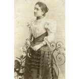 Nagyobb méret, Strelisky műterem, Budapest, Martin Auguszta eljegyzéskori portréja, Zimermann Sándor felesége lett, elegáns nő virágokkal,  monarchia, 1897, 1890-es évek, Eredeti mélynyomóval is jelze