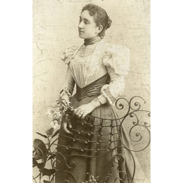 Nagyobb méret, Strelisky műterem, Budapest, Martin Auguszta eljegyzéskori portréja, Zimermann Sándor felesége lett, elegáns nő virágokkal,  monarchia, 1897, 1890-es évek, Eredeti mélynyomóval is jelze