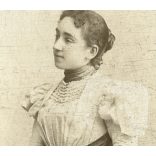 Nagyobb méret, Strelisky műterem, Budapest, Martin Auguszta eljegyzéskori portréja, Zimermann Sándor felesége lett, elegáns nő virágokkal,  monarchia, 1897, 1890-es évek, Eredeti mélynyomóval is jelze