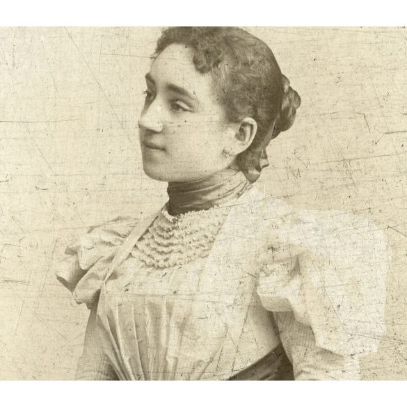 Nagyobb méret, Strelisky műterem, Budapest, Martin Auguszta eljegyzéskori portréja, Zimermann Sándor felesége lett, elegáns nő virágokkal,  monarchia, 1897, 1890-es évek, Eredeti mélynyomóval is jelze