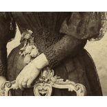 Nagyobb méret, Goszleth műterem, Budapest, Martin Vilmosné (szül. Hübner Anna)  elegáns nő gyönyörű ruhában,  monarchia, 1880-as évek, Eredeti, hátulján feliratozott kabinetfotó, széle vágott.  