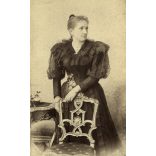 Nagyobb méret, Goszleth műterem, Budapest, Martin Vilmosné (szül. Hübner Anna)  elegáns nő gyönyörű ruhában,  monarchia, 1880-as évek, Eredeti, hátulján feliratozott kabinetfotó, széle vágott.  