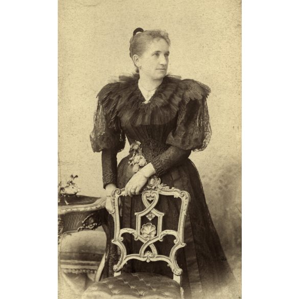 Nagyobb méret, Goszleth műterem, Budapest, Martin Vilmosné (szül. Hübner Anna)  elegáns nő gyönyörű ruhában,  monarchia, 1880-as évek, Eredeti, hátulján feliratozott kabinetfotó, széle vágott.  