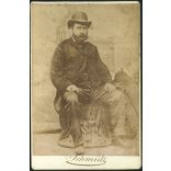 Schmidt műterem, Budapest, Martin Vilmos keménykalapban, elegáns úr portréja, különös háttér,  monarchia, 1880-as évek, Eredeti, hátulján feliratozott kabinetfotó.  