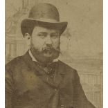 Schmidt műterem, Budapest, Martin Vilmos keménykalapban, elegáns úr portréja, különös háttér,  monarchia, 1880-as évek, Eredeti, hátulján feliratozott kabinetfotó.  