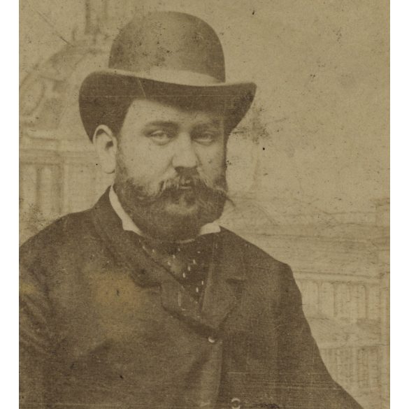 Schmidt műterem, Budapest, Martin Vilmos keménykalapban, elegáns úr portréja, különös háttér,  monarchia, 1880-as évek, Eredeti, hátulján feliratozott kabinetfotó.  