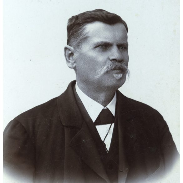 Ismeretlen műterem, Menyő, Erdély, Szilágymenyő, Molnár Miklós református lelkész portréja, egyház, pap, bajusz, helytörténet, monarchia, 1890-es évek, Eredeti, hátulján feliratozott kabinetfotó.  