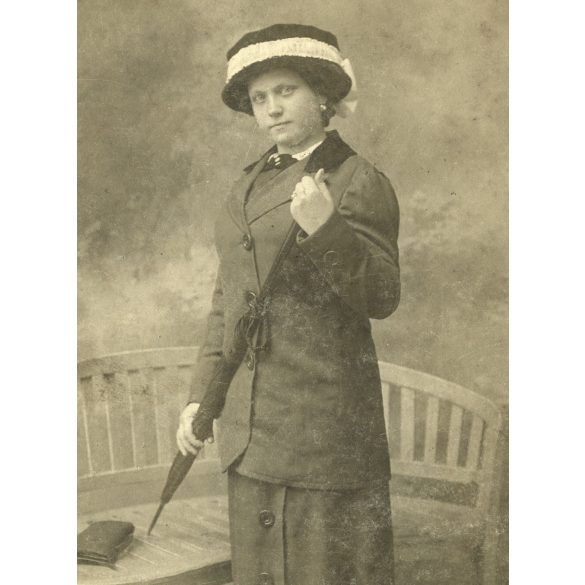 Scherling műterem, Szatmárnémeti, Erdély, elegáns hölgy kalapban, ernyővel, monarchia, 1890-es évek, Eredeti kabinetfotó.  