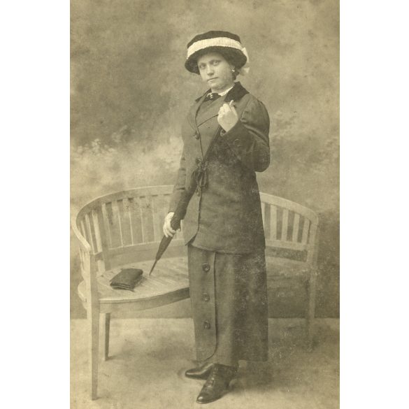 Scherling műterem, Szatmárnémeti, Erdély, elegáns hölgy kalapban, ernyővel, monarchia, 1890-es évek, Eredeti kabinetfotó.  