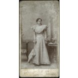 Nagyobb méret, Hess és Társa műterem, Temesvár, Erdély, elegáns hölgy gyönyörű ruhában, csipke, napernyő, virág, monarchia, 1890-es évek, Eredeti kabinetfotó, felülete enyhén foltos.