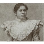 Nagyobb méret, Hess és Társa műterem, Temesvár, Erdély, elegáns hölgy gyönyörű ruhában, csipke, napernyő, virág, monarchia, 1890-es évek, Eredeti kabinetfotó, felülete enyhén foltos.