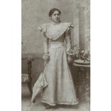 Nagyobb méret, Hess és Társa műterem, Temesvár, Erdély, elegáns hölgy gyönyörű ruhában, csipke, napernyő, virág, monarchia, 1890-es évek, Eredeti kabinetfotó, felülete enyhén foltos.