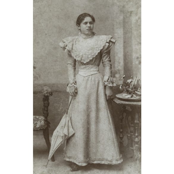 Nagyobb méret, Hess és Társa műterem, Temesvár, Erdély, elegáns hölgy gyönyörű ruhában, csipke, napernyő, virág, monarchia, 1890-es évek, Eredeti kabinetfotó, felülete enyhén foltos.