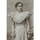 Nagyobb méret, Hess és Társa műterem, Temesvár, Erdély, elegáns hölgy gyönyörű ruhában, csipke, napernyő, virág, monarchia, 1890-es évek, Eredeti kabinetfotó, felülete enyhén foltos.