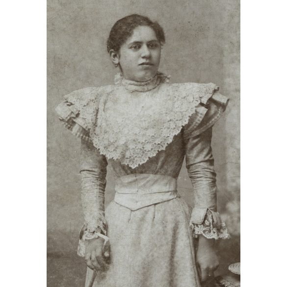 Nagyobb méret, Hess és Társa műterem, Temesvár, Erdély, elegáns hölgy gyönyörű ruhában, csipke, napernyő, virág, monarchia, 1890-es évek, Eredeti kabinetfotó, felülete enyhén foltos.