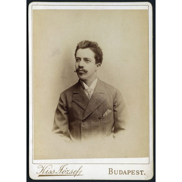 Kiss József műterme, Budapest, elegáns férfi portréja, bajusz, nyakkendő, monarchia, 1880-as évek, Eredeti kabinetfotó.
