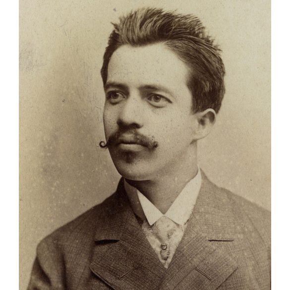 Kiss József műterme, Budapest, elegáns férfi portréja, bajusz, nyakkendő, monarchia, 1880-as évek, Eredeti kabinetfotó.