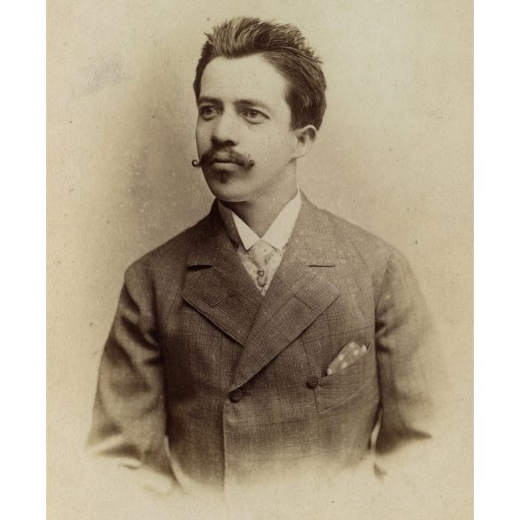 Kiss József műterme, Budapest, elegáns férfi portréja, bajusz, nyakkendő, monarchia, 1880-as évek, Eredeti kabinetfotó.