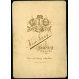 Kiss József műterme, Budapest, elegáns férfi portréja, bajusz, nyakkendő, monarchia, 1880-as évek, Eredeti kabinetfotó.