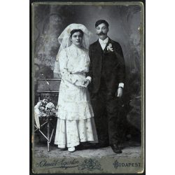   Schmidt Ágoston műterme, Budapest, esküvő, vőlegény, menyasszony, bajusz, nyakkendő, virág, monarchia, 1890-es évek, Eredeti kabinetfotó, felülete enyhén foltos.