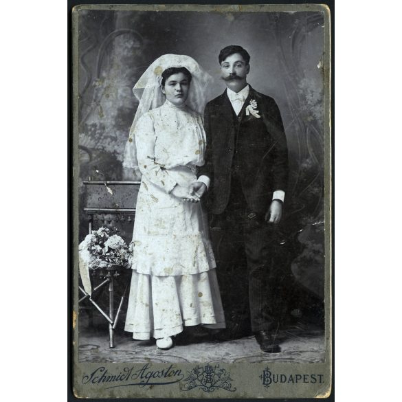 Schmidt Ágoston műterme, Budapest, esküvő, vőlegény, menyasszony, bajusz, nyakkendő, virág, monarchia, 1890-es évek, Eredeti kabinetfotó, felülete enyhén foltos.