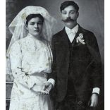 Schmidt Ágoston műterme, Budapest, esküvő, vőlegény, menyasszony, bajusz, nyakkendő, virág, monarchia, 1890-es évek, Eredeti kabinetfotó, felülete enyhén foltos.