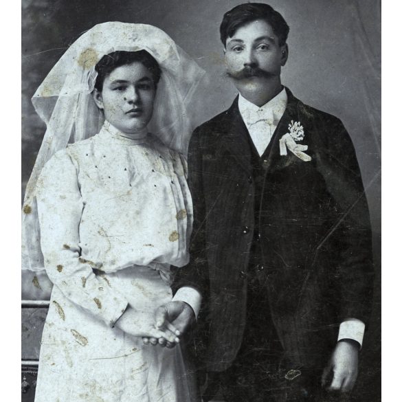 Schmidt Ágoston műterme, Budapest, esküvő, vőlegény, menyasszony, bajusz, nyakkendő, virág, monarchia, 1890-es évek, Eredeti kabinetfotó, felülete enyhén foltos.