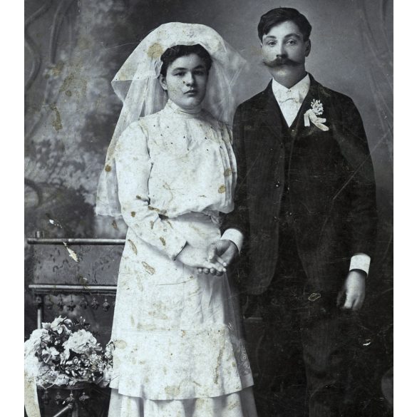 Schmidt Ágoston műterme, Budapest, esküvő, vőlegény, menyasszony, bajusz, nyakkendő, virág, monarchia, 1890-es évek, Eredeti kabinetfotó, felülete enyhén foltos.