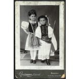 Grossmann Testvérek műterme, gyerekek magyar zászlóval, magyaros ruha, népviselet, monarchia, 1905, 1900-as évek, Eredeti, hátulján feliratozott kabinetfotó, alsó sarka sérült. 