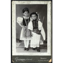   Grossmann Testvérek műterme, gyerekek magyar zászlóval, magyaros ruha, népviselet, monarchia, 1905, 1900-as évek, Eredeti, hátulján feliratozott kabinetfotó, alsó sarka sérült. 
