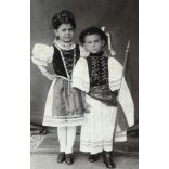 Grossmann Testvérek műterme, gyerekek magyar zászlóval, magyaros ruha, népviselet, monarchia, 1905, 1900-as évek, Eredeti, hátulján feliratozott kabinetfotó, alsó sarka sérült. 