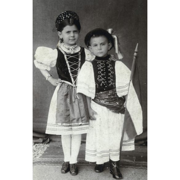 Grossmann Testvérek műterme, gyerekek magyar zászlóval, magyaros ruha, népviselet, monarchia, 1905, 1900-as évek, Eredeti, hátulján feliratozott kabinetfotó, alsó sarka sérült. 