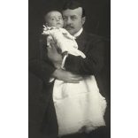 Szenetra József műterme, Temesvár Józsefváros, Erdély, Argay Béla és fia, Pista, apa fiával, monarchia, helytörténet, 1916, 1900-as évek, Eredeti, hátulján feliratozott kabinetfotó.