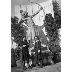   Maugsch Gyula szobra kiállítva (tanulmány?), Budapest, lányok az Ipari Vásáron, 2. világháború, Horthy-korszak, 1940-es évek,  Eredeti nagyméretű fotó negatív!  