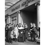 Iparcsarnok, Budapesti Nemzetközi Vásár, Iroda,  Budapest, iskolás lányok apácával, 2. világháború, Horthy-korszak, 1940-es évek,  Eredeti nagyméretű fotó negatív!      