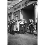 Iparcsarnok, Budapesti Nemzetközi Vásár, Iroda,  Budapest, iskolás lányok apácával, 2. világháború, Horthy-korszak, 1940-es évek,  Eredeti nagyméretű fotó negatív!      