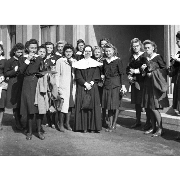 Iparcsarnok, Budapesti Nemzetközi Vásár, Iroda,  Budapest, iskolás lányok apácával, 2. világháború, Horthy-korszak, 1940-es évek,  Eredeti nagyméretű fotó negatív!      