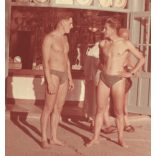 Bazár-Ivócsarnok, Hajdúszoboszló, fiatal férfiak fürdőnadrágban, gyógyfürdő, vendéglátás, fürdőkultúra, szocializmus, helytörténet, Hajdú-Bihar megye, 1950-es évek, Eredeti fotó, papírkép.