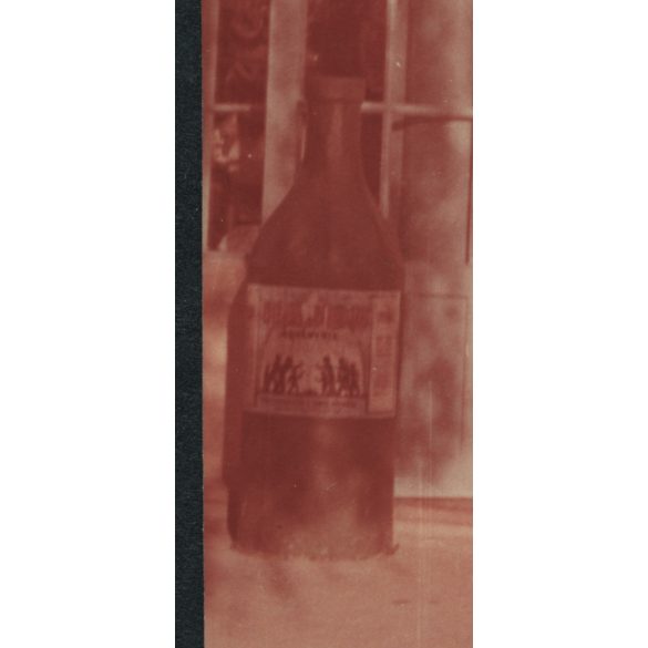 Bazár-Ivócsarnok, Hajdúszoboszló, fiatal férfiak fürdőnadrágban, gyógyfürdő, vendéglátás, fürdőkultúra, szocializmus, helytörténet, Hajdú-Bihar megye, 1950-es évek, Eredeti fotó, papírkép.