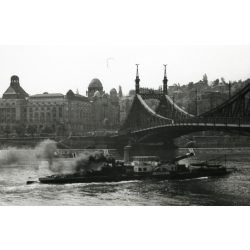   Kékes oldalkerekes gőzhajó, Budapest, Duna, Szabadság híd, jármű, közlekedés, szocializmus, 1950-es évek, Eredeti fotó, papírkép.  